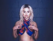 Sắc tím chủ đạo trong BST bikini do Selena Gomez thiết kế