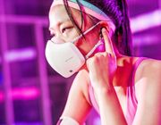 Khẩu trang lọc không khí của LG được trang bị thêm tính năng khuếch đại âm thanh