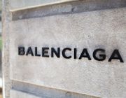 Balenciaga bất ngờ xóa sạch tất cả các kênh truyền thông xã hội