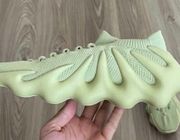 Hé lộ mẫu giày Adidas YEEZY 450 "Resin" độc đáo do chính Kanye West thiết kế