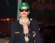 Những lần diện nguyên “cây” hàng hiệu xuống phố của Rihanna