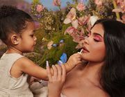 Thời trang chuẩn rich kid của con gái Kylie Jenner