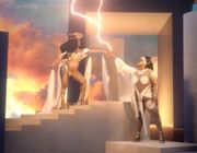 Visual đỉnh cao của Cardi B và Lizzo trong MV Rumors