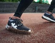 Giày thể thao làm từ bã cà phê của hai chàng trai gốc Việt
