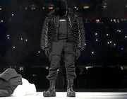 Bên cạnh album mới, Kanye West ra mắt các sản phẩm Merch cùng Balenciaga