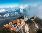 Những đỉnh núi linh thiêng nhất Việt Nam thu hút khách thập phương