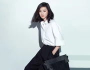 Phối đồ với sơ mi trắng sành điệu như người nổi tiếng