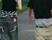 Balenciaga bị chỉ trích vì mẫu quần tụt mới