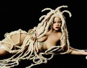 Nữ tỷ phú Rihanna “biến hóa” trên bìa tạp chí Dazed