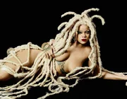 Nữ tỷ phú Rihanna “biến hóa” trên bìa tạp chí Dazed