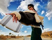 Rihanna “chất lừ” trong chiến dịch quảng bá RIMOWA