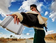 Rihanna “chất lừ” trong chiến dịch quảng bá RIMOWA