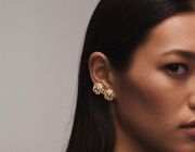 Chanel tôn vinh đoá hoa trà biểu tượng trong BST trang sức cấp 2021
