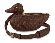 Louis Vuitton lại tiếp tục “gây choáng” với chiếc túi … con vịt 103 triệu đồng