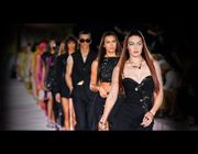 Versace tái hiện bản sắc trong BST Xuân Hè 2022