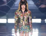 Phương Oanh tự tin sải bước trên sàn diễn Dolce & Gabbana