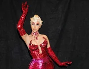 Cardi B diện đầm ôm sát, khoe dáng thon gọn sau sinh