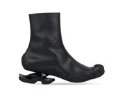 “Đứng hình” với đôi boots ngón chân 36 triệu VNĐ của Balenciaga