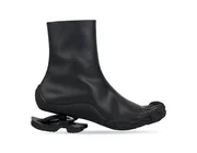 “Đứng hình” với đôi boots ngón chân 36 triệu VNĐ của Balenciaga