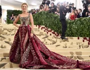 Những bộ cánh ấn tượng nhất lịch sử Met Gala