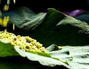 Hồn quê Hà Nội chứa đựng trong từng hạt cốm vòng