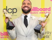 Hậu "khẩu chiến", Drake “vượt mặt” Kanye West trong các bảng xếp hạng âm nhạc