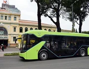 Xe buýt điện VinBus xuất hiện trên đường phố Sài Gòn