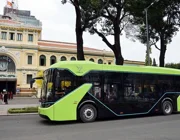 Xe buýt điện VinBus xuất hiện trên đường phố Sài Gòn