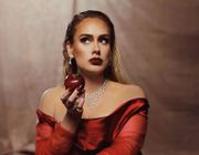 Adele đẹp lộng lẫy trong MV “Oh My God”