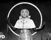 MV "Oh My God" - Adele xứng với danh hiệu "Nữ hoàng đồ Custom Couture"