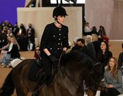 Dân mạng chỉ trích Chanel “ngược đãi động vật” trong show diễn thời trang cao cấp
