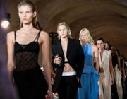 Victoria Beckham Xuân/Hè 2023: Thời trang đơn giản đồng điệu