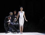 Bella Hadid để ngực trần, mặc váy phun sơn của thương hiệu Coperni