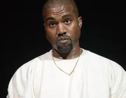 Thương hiệu Balenciaga “chia tay” Kanye West?