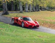 Một chiếc xe Ferrari Enzo huyền thoại được bán với giá 2,9 triệu USD