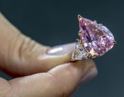 Một viên kim cương hồng “may mắn” được bán với giá 28,8 triệu USD tại Christie's