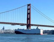 Tàu chở 999 xe VinFast VF 8 qua khu vực cầu Cổng Vàng chuẩn bị cập bến California