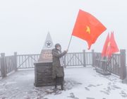 Du khách ngất ngây ngắm tuyết đầu mùa trên đỉnh Fansipan