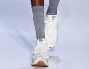 Miu Miu x New Balance 574: Cú bắt tay "Hồi sinh đôi giày huyền thoại"