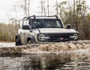 Ford Bronco Everglades 2022 ra mắt với khả năng off-road ở cả đường ngập lụt