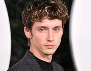 Troye Sivan tham gia vào series “Thần tượng” do The Weeknd đạo diễn