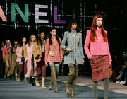 Chanel - Thu Đông 2022: Đôi ủng cao su lấy cảm hứng từ hoàng gia Anh