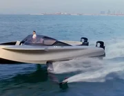 Lái thử 'du thuyền bay' trị giá 1 triệu đô.
