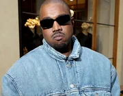 Grammy loại Kanye West khỏi danh sách biểu diễn vì hành vi miệt thị chủng tộc trên mạng xã hội