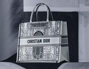 Dior kỷ niệm ngày mở cửa trở lại 30 Montaigne với BST đặc biệt