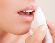 Hè đến rồi đừng quên dùng son dưỡng ẩm sâu và tạo màu cho môi nhé!