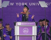 Taylor Swift mặc lại áo tốt nghiệp, phát biểu tại Đại học New York
