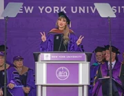 Taylor Swift mặc lại áo tốt nghiệp, phát biểu tại Đại học New York