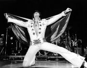 Huyền thoại Elvis Presley lên phim, với trang phục từ Prada thiết kế