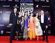 Doanh nhân Thuỷ Tiên cùng con gái xuất hiện tại Vietnam International Fashion Week